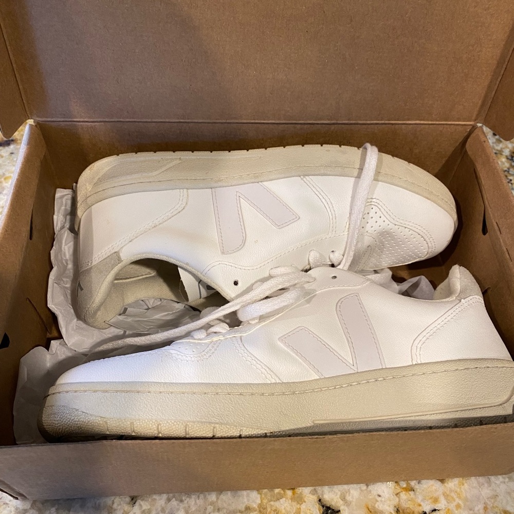 Like new Veja V-10 white sneakers
